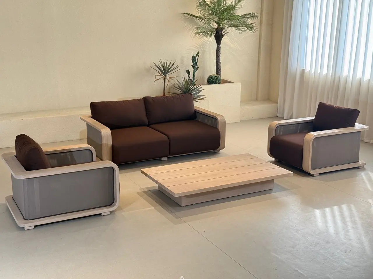 Modelo Reflexión su exquisito tejido de ratán sintético (PE rattan) de polietileno es la elección perfecta para un mobiliario de exterior e interior