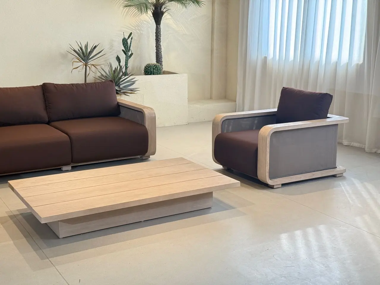 Modelo Reflexión su exquisito tejido de ratán sintético (PE rattan) de polietileno es la elección perfecta para un mobiliario de exterior e interior