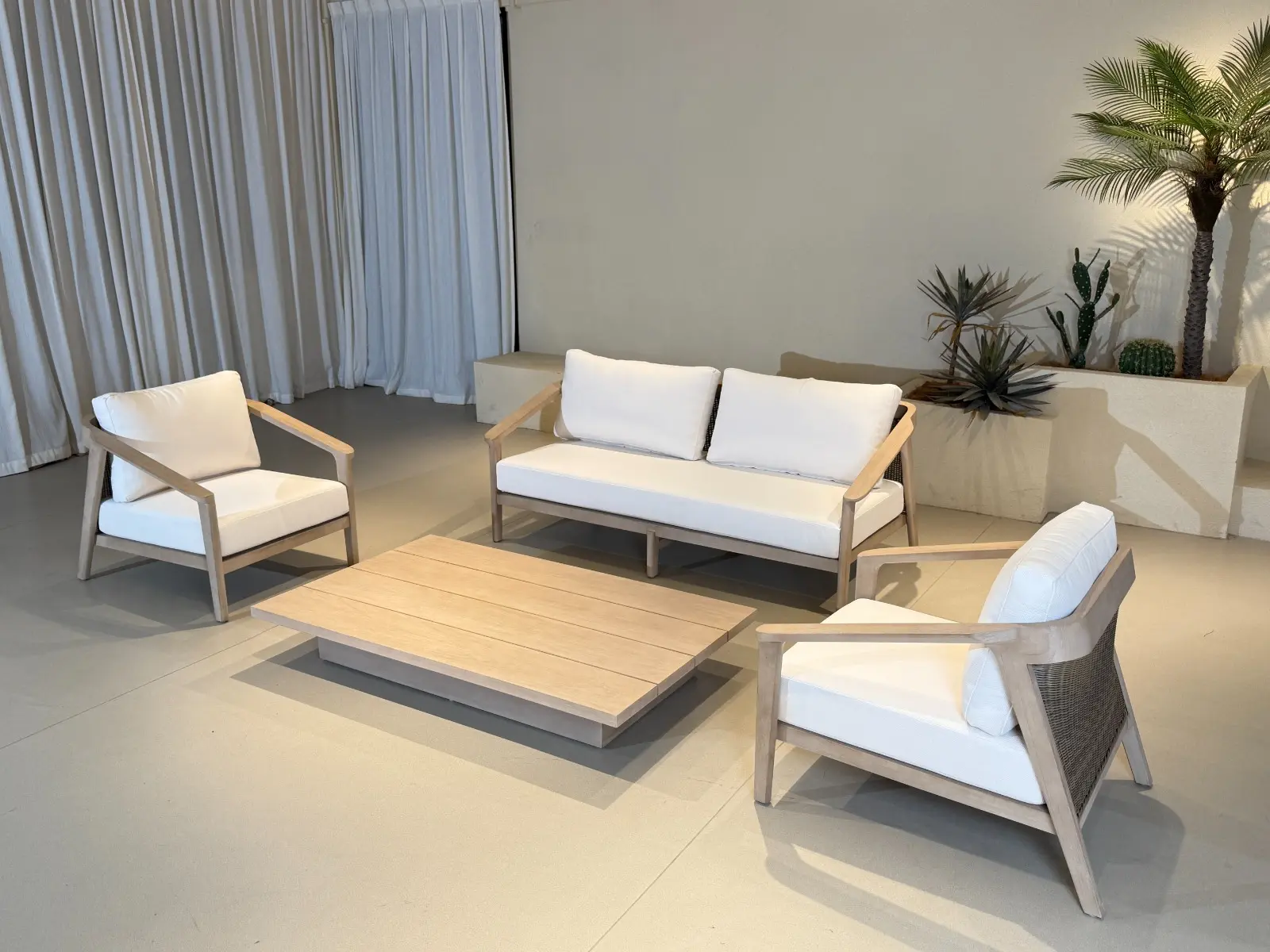 la robustez y belleza de SIMETRÍA es su estructura de madera de Teca de América del Sur de Grado A y tejido Ratán sintético