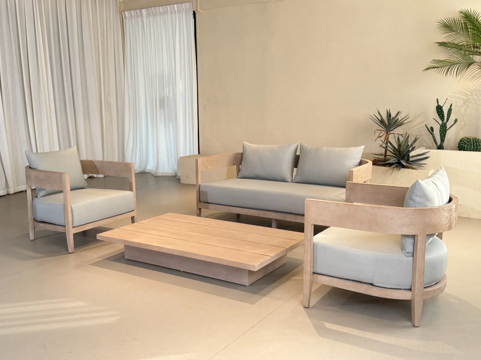 Modelo Aura estos sillones cuentan con cojines mullidos y generosos, confeccionados con una tela de alta resistencia al agua