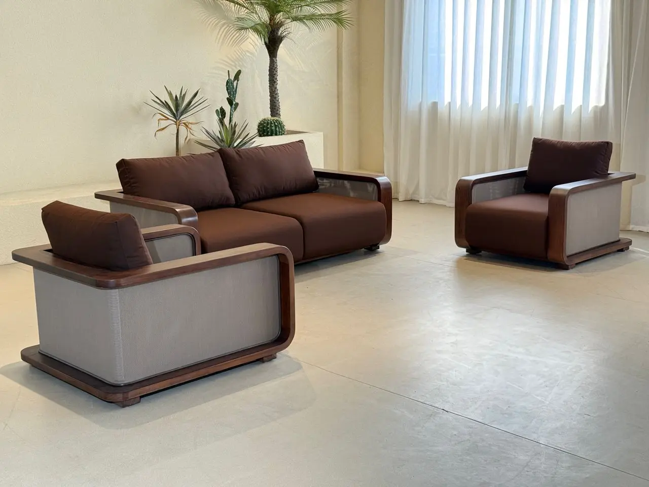 Modelo Reflexión su exquisito tejido de ratán sintético (PE rattan) de polietileno es la elección perfecta para un mobiliario de exterior e interior