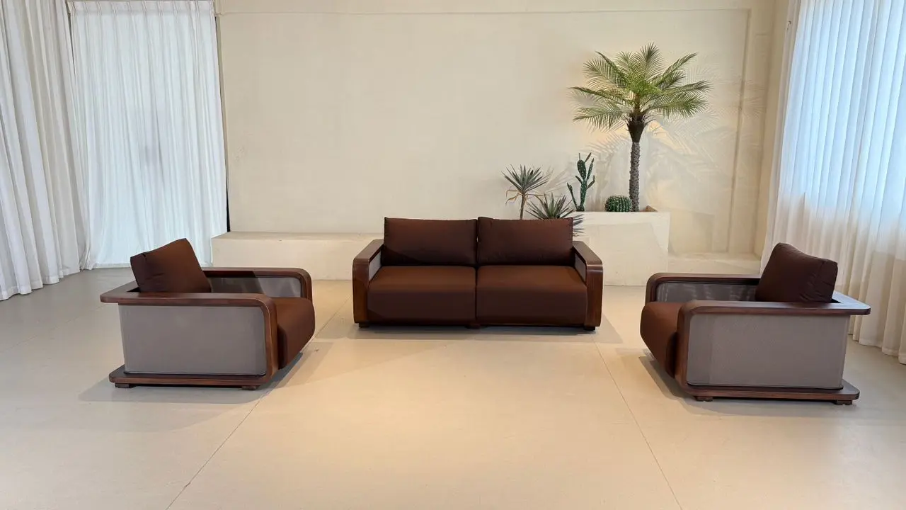 Modelo Reflexión su exquisito tejido de ratán sintético (PE rattan) de polietileno es la elección perfecta para un mobiliario de exterior e interior