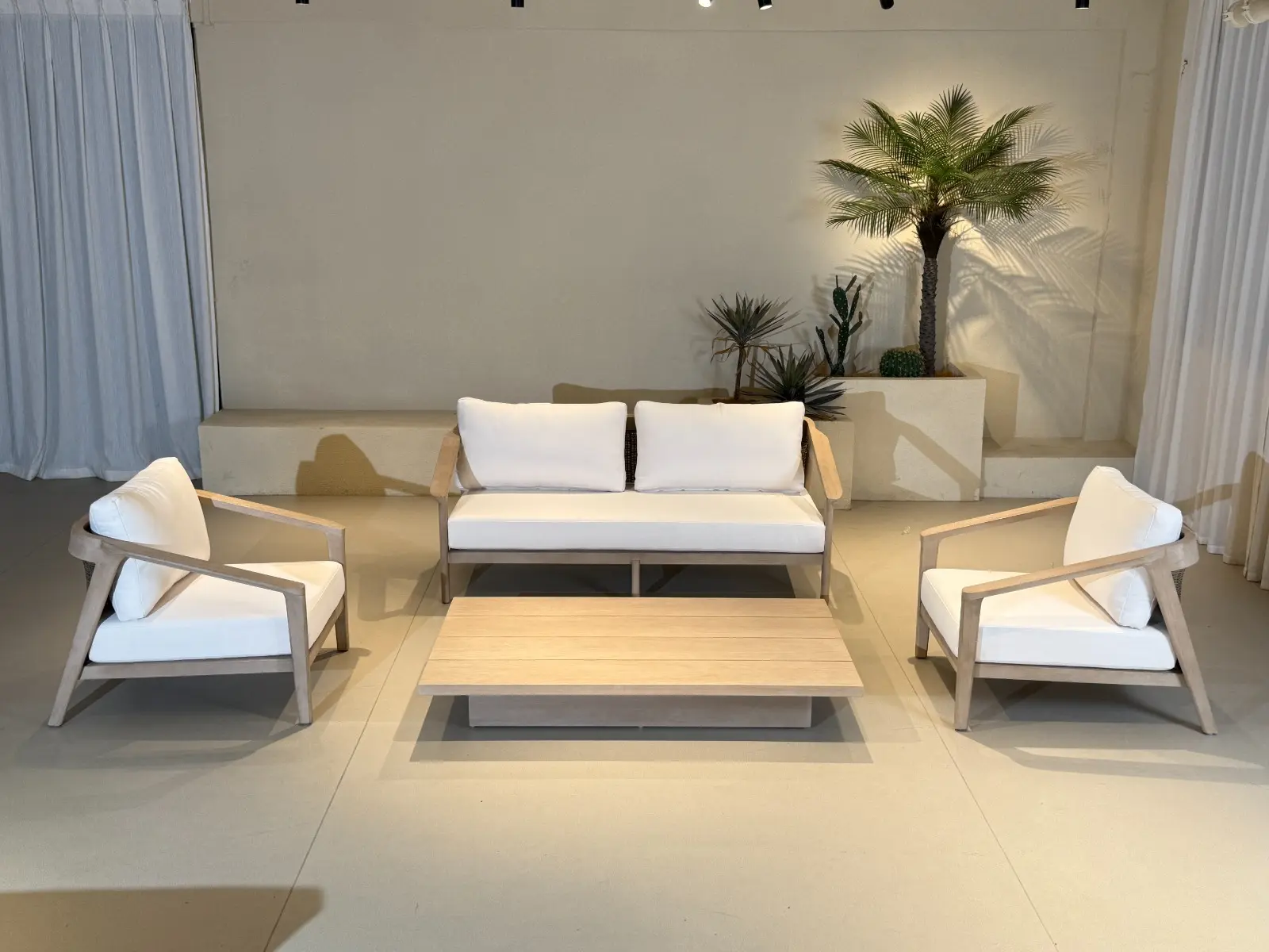 la robustez y belleza de SIMETRÍA es su estructura de madera de Teca de América del Sur de Grado A y tejido Ratán sintético