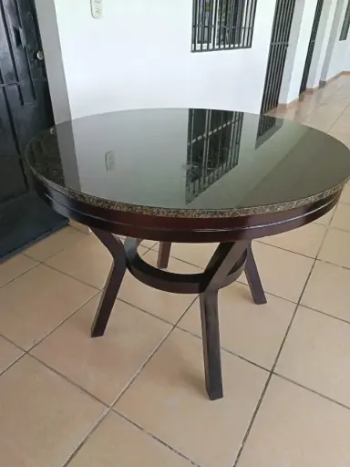 Modelo CELEBRA - Mesa de Comedor (4p) - Top de Granito Verde Uvatuba (Redonda)